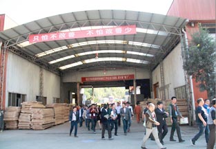 2015第三届中国木门技术参会代表参观梦天工厂图一
