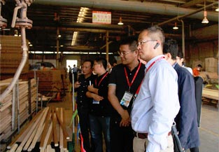 2015第三届中国木门技术参会代表参观梦天工厂图六