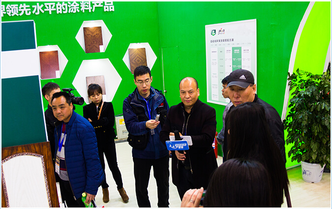 中国木门技术联盟专家走进一品迪邦漆展位二