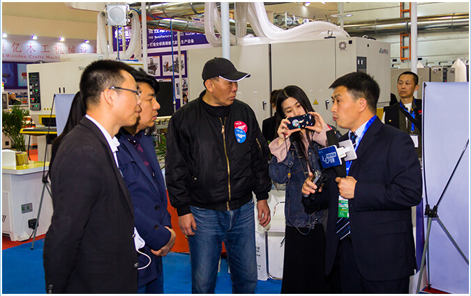 中国木门技术联盟专家走进迪峰机械展位一