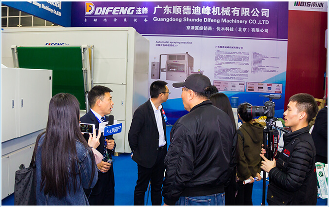 中国木门技术联盟专家走进迪峰机械展位二